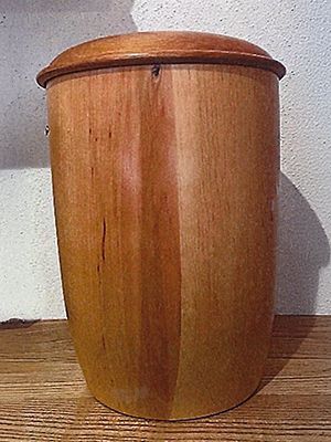 Naturstoffurne Erle lackiert