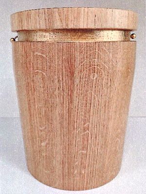 Design-Holzurne Eiche mit Goldrand