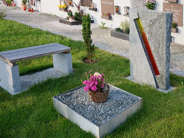 Urnenbeisetzung in der von Bestattung Eckl errichteten Grabstätte